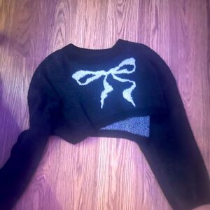 black and white bow cropped sweater
• from urban outfitters